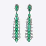 A Pair of extraordinary Emerald Diamond Earpendants. - фото 1