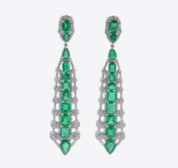 A Pair of extraordinary Emerald Diamond Earpendants.