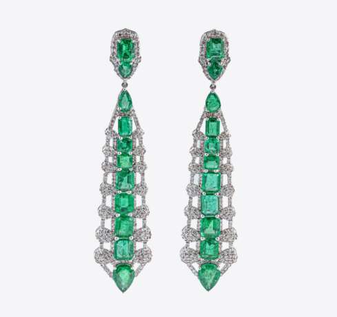 A Pair of extraordinary Emerald Diamond Earpendants. - photo 1