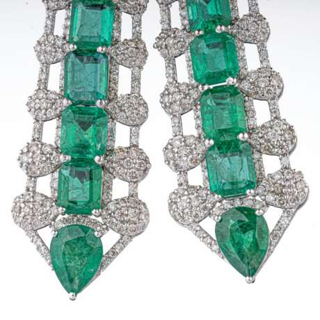 A Pair of extraordinary Emerald Diamond Earpendants. - photo 2