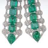 A Pair of extraordinary Emerald Diamond Earpendants. - photo 2