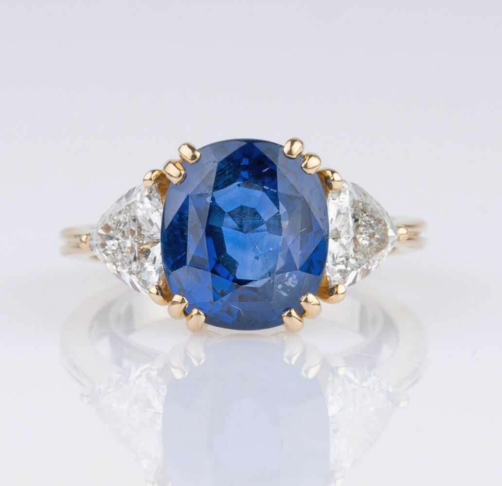A very fine Diamond Ring with natural Ceylon Sapphire.