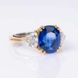 A very fine Diamond Ring with natural Ceylon Sapphire. - photo 2