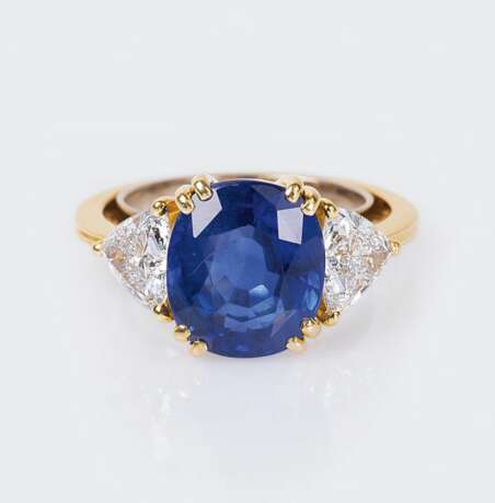 Hochfeiner Ring mit natürlichem Ceylon Saphir und Diamant-Besatz. - Foto 3