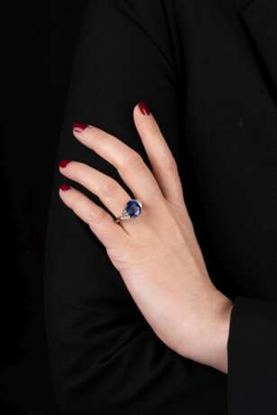 Hochfeiner Ring mit natürlichem Ceylon Saphir und Diamant-Besatz. - Foto 4