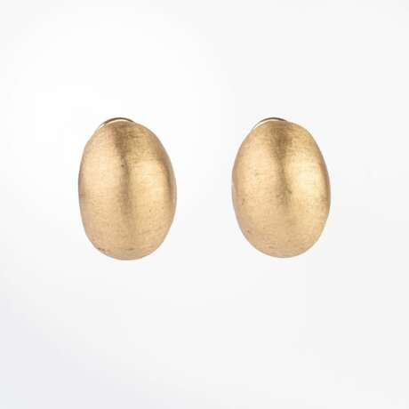 A Pair of Gold Earclips. - photo 1