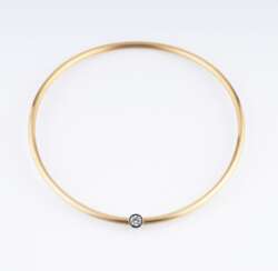 A Bangle Necklace with River Solitaire Diamond.