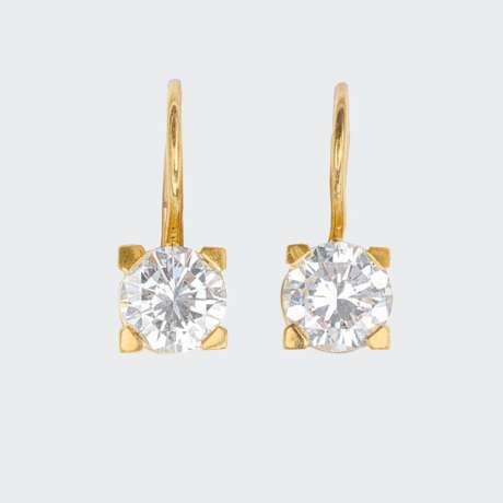 Brahmfeld & Gutruf. A Pair of fine-white Solitaire Earrings. - photo 1