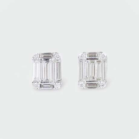 A Pair of Diamond Earstuds. - фото 1