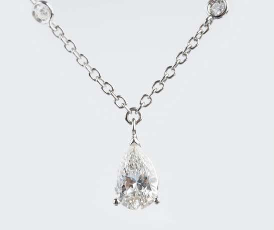 A fine-white Diamond Pendant on Necklace. - фото 1