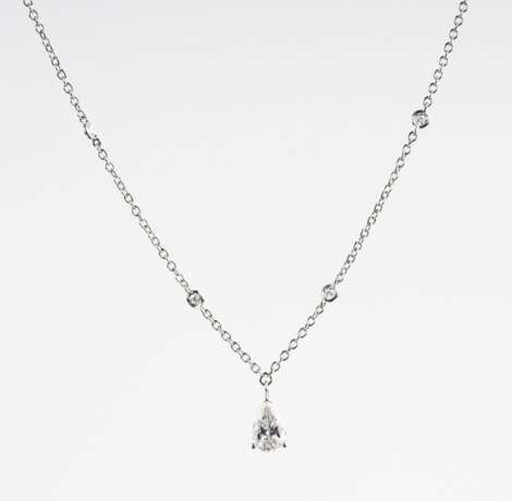 A fine-white Diamond Pendant on Necklace. - фото 2