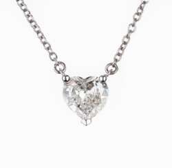 A fine-white Heart Diamant Pendant on Necklace.