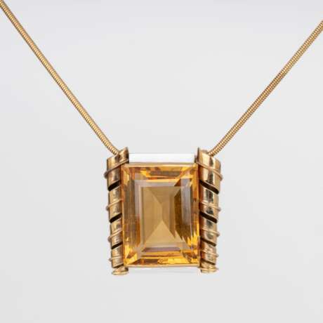 A highcarat Vintage Citrine Pendant on Necklace. - фото 1