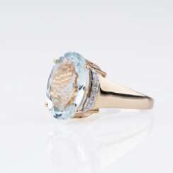 An Aquamarine Diamond Ring.