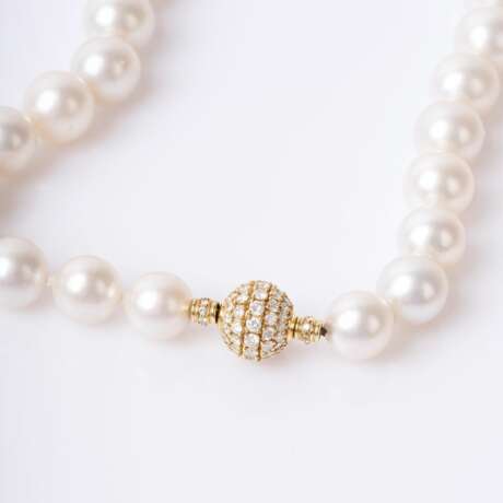 A very fine Southsea Pearl Necklace with Diamond Clasp. - фото 1