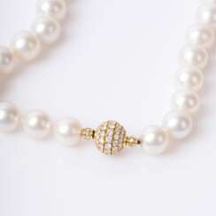 A very fine Southsea Pearl Necklace with Diamond Clasp.