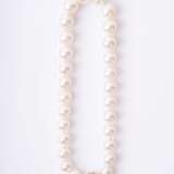 A very fine Southsea Pearl Necklace with Diamond Clasp. - photo 2