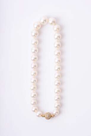 A very fine Southsea Pearl Necklace with Diamond Clasp. - фото 2