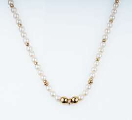 A Pearl Necklace with Goldchain Links.