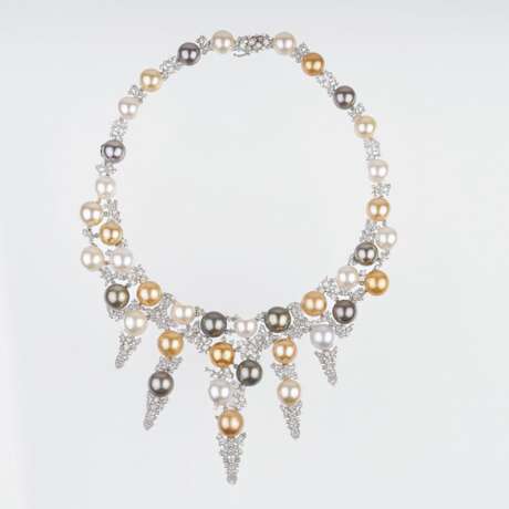 A highcarat Diamond Necklace with multi-coloured Southsea Pearls. - фото 1