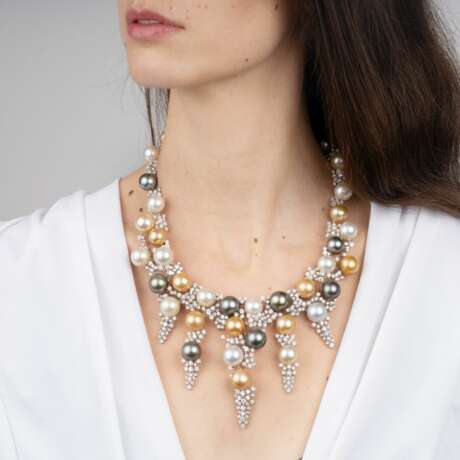 A highcarat Diamond Necklace with multi-coloured Southsea Pearls. - photo 3