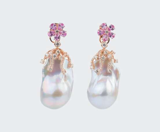 A Pair of Pearl Pink-Sapphire Diamond Earpendants. - photo 1