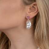 A Pair of Pearl Pink-Sapphire Diamond Earpendants. - photo 2