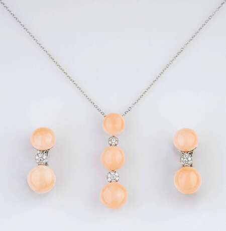 A Coral Diamond Jewellery Set with Pendant and Pair of Earrings. - photo 1