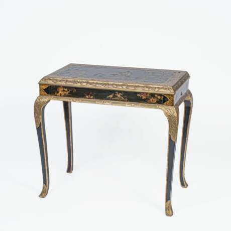 A Laquer Console Table with Chinoiseries. - photo 2
