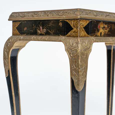 A Laquer Console Table with Chinoiseries. - photo 3