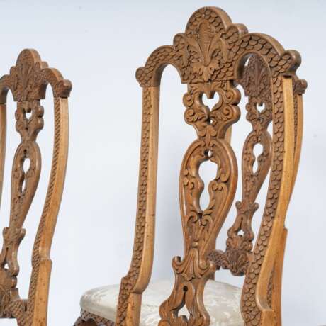 A Set of 4 Rococo Chairs with rare Scale Carving. - фото 2