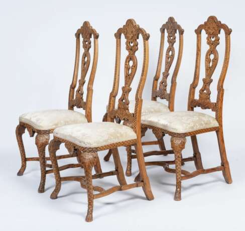 A Set of 4 Rococo Chairs with rare Scale Carving. - photo 3