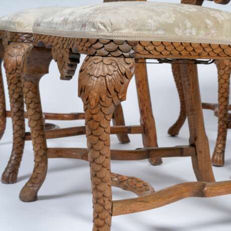A Set of 4 Rococo Chairs with rare Scale Carving. - photo 4
