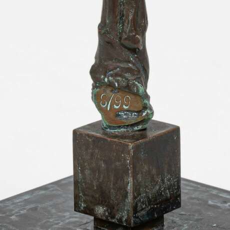 Rolf Kuhrt (Bergzow 1936). Kleine Stele 'Entkleidung'. - Foto 2