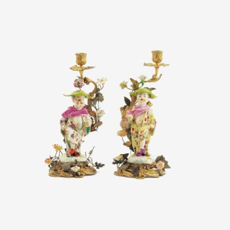 Johann Joachim Kaendler (Fischbach/Sachsen 1706 - Meissen 1775). Pair of Chinese boys with cabbage leaf hats as candlesticks in ormolu mount. - фото 1