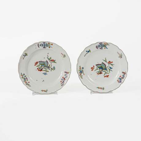 A Pair of Plates with Kakiemon Decor "Butterflies". - фото 1
