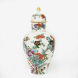 A Large Lidded Vase with Kakiemon Decor. - photo 1