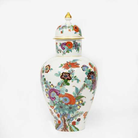A Large Lidded Vase with Kakiemon Decor. - photo 1