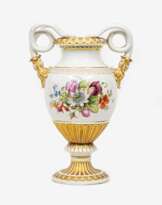 Ernst August Leuteritz (Meissen 1818 - ebd. 1893). A Large Snake Handle Vase.