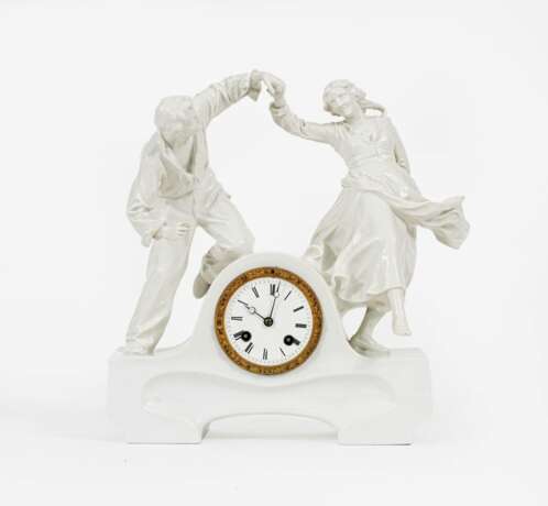 Konrad Hentschel (Cölln b. Meißen 1872 - Meißen 1907). Table clock with dancing Farmer Couple. - фото 1