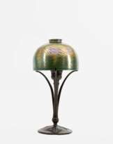 Louis Comfort Tiffany (New York 1848 - 1933), Tiffany Studios. Tischlampe mit Favrile-Schirm.