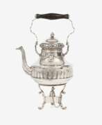 Gegenstände aus Metall. Louis XVI Teekessel auf Rechaud.