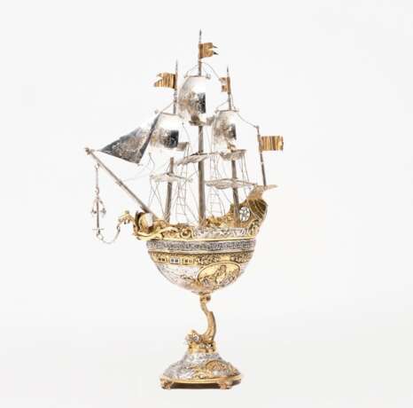 A Magnificent silvergilt Nautilus Goblet as Centrepiece. - фото 1