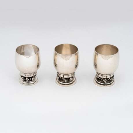 Georg Jensen (Kopenhagen 1866 - Hellerup/Kopenhagen 1935). A Set of 3 Small Beakers 'Grape' No. 296 B. - photo 1