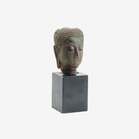 Kleiner Kopf des Buddha. - Foto 1