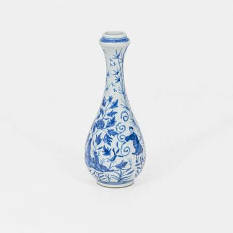 A Blue and White Garlic Vase. - фото 1