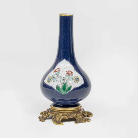A Small Bottle Vase mit Bronze Mountíng. - фото 2