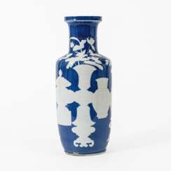 Blau-weiße Rouleau-Vase mit Vasenmotiven.