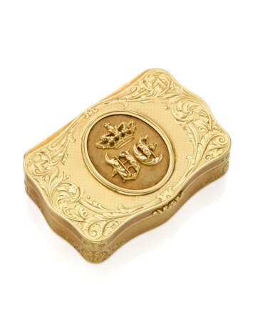 Vittorio Emanuele II of Savoia yellow chiseled and engraved gold snuff case with an oval medallion on the lid with initials VE in a gothic floral design together with a Kingdom of Sardinia coat of arms, dedication engraved inside, g 105.17 circa, length c - photo 1
