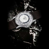 PATEK PHILIPPE. AN 18K WHITE GOLD AUTOMATIC WORLD TIME WRISTWATCH - Foto 1